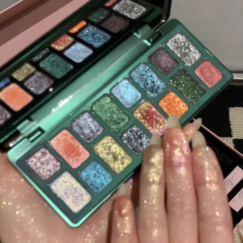 🎨16-Color Glitter Eyeshadow Palette-A bold palette for the girl who isn't afraid to shine.