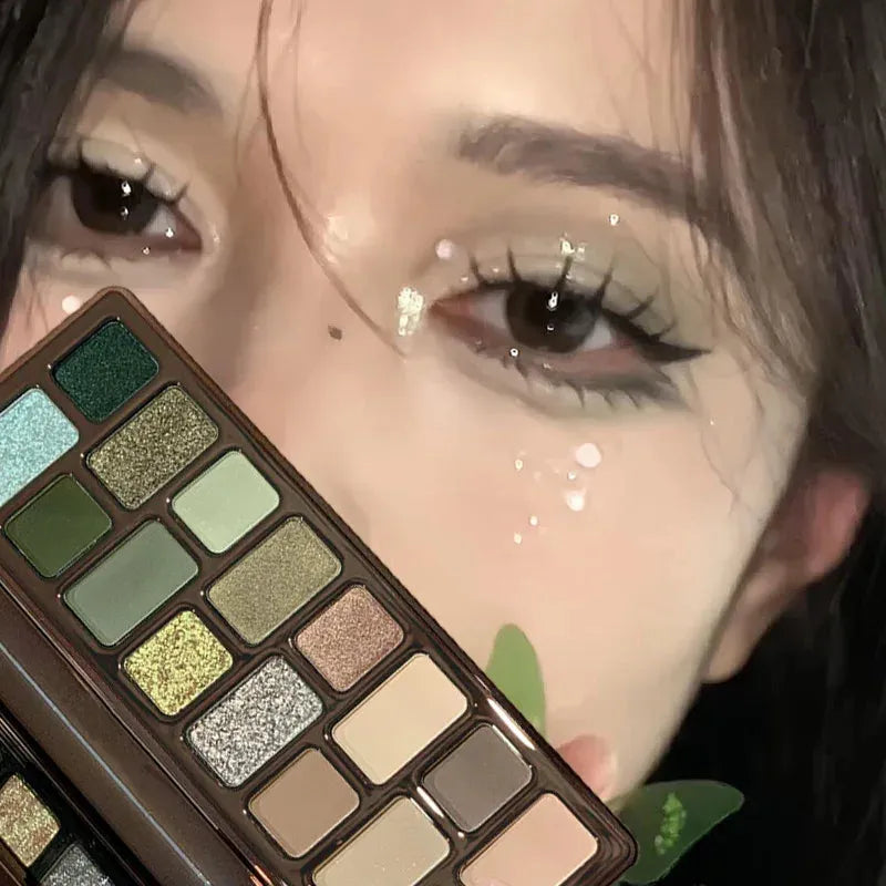 🎨16-Color Glitter Eyeshadow Palette-A bold palette for the girl who isn't afraid to shine.