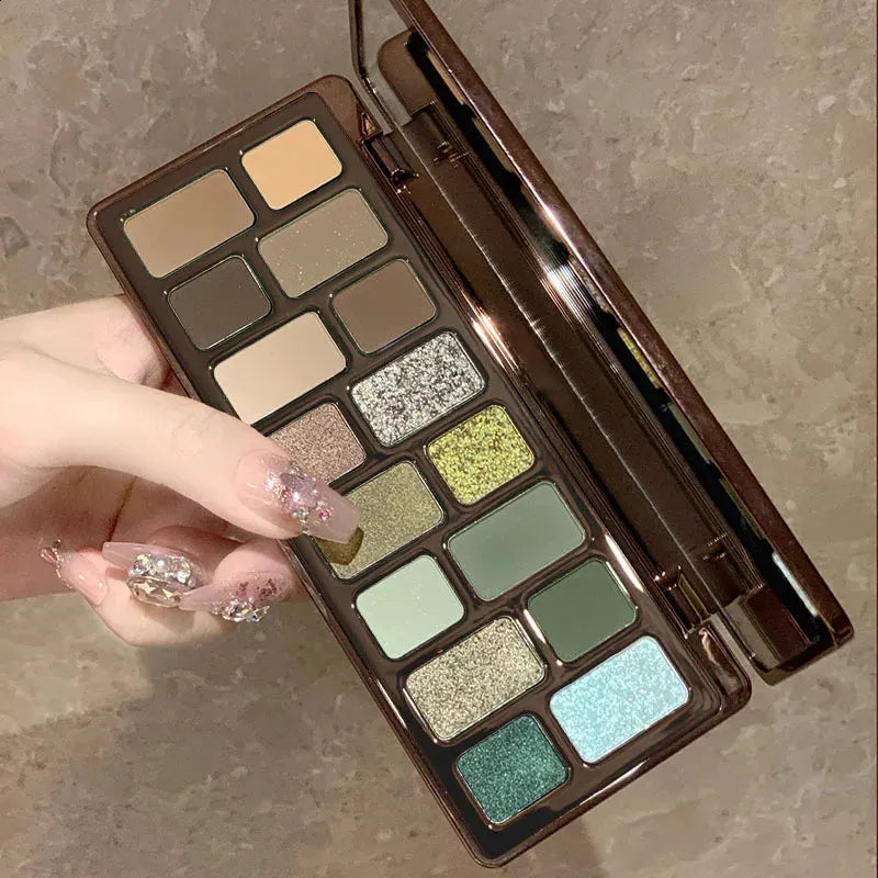 🎨16-Color Glitter Eyeshadow Palette-A bold palette for the girl who isn't afraid to shine.